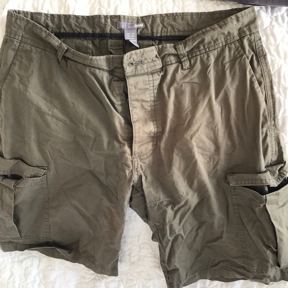 Women’s H&M khaki cargo shorts. Size 33R.